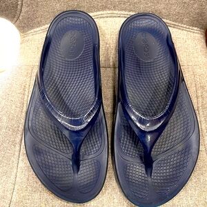 OOFOS flip flops Navy
